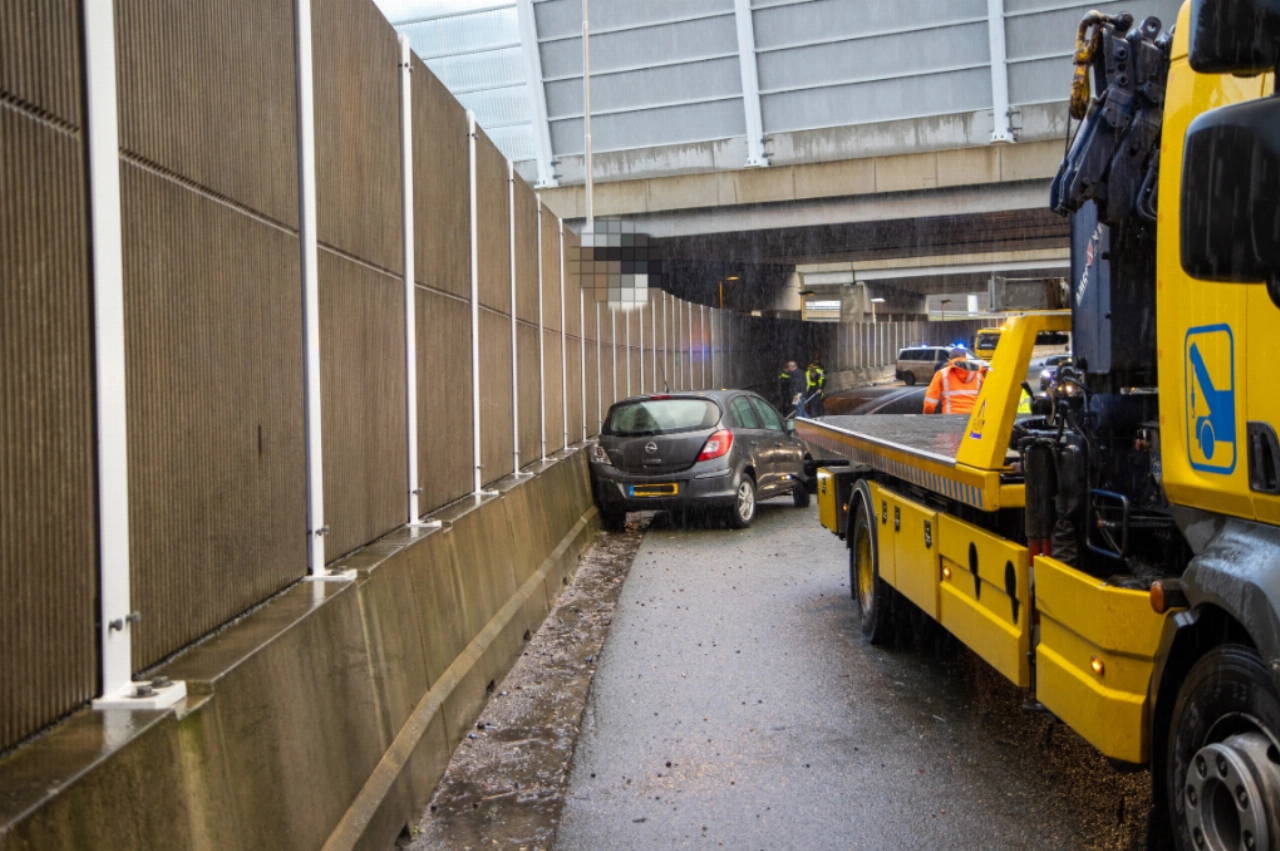 Auto vliegt uit de bocht en crasht op A20